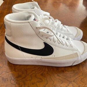 Nike boy blazer mid shoes